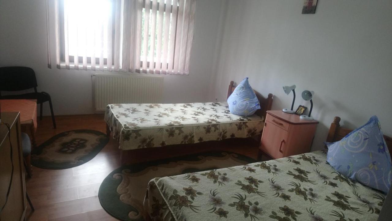 Casa "Ierusalim-Hozeva-Hozeva" Pensionat Minastirea Neamt Exteriör bild