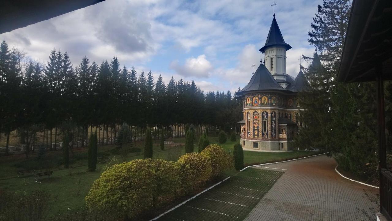 Casa "Ierusalim-Hozeva-Hozeva" Pensionat Minastirea Neamt Exteriör bild