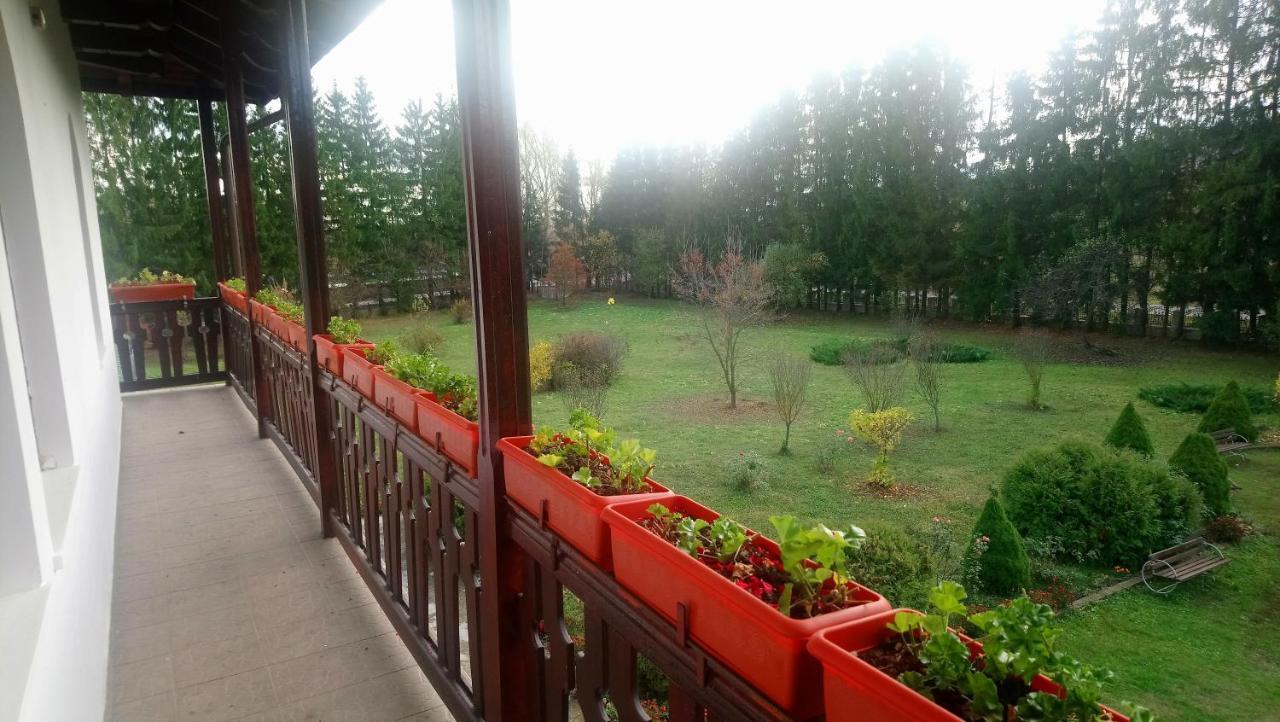 Casa "Ierusalim-Hozeva-Hozeva" Pensionat Minastirea Neamt Exteriör bild